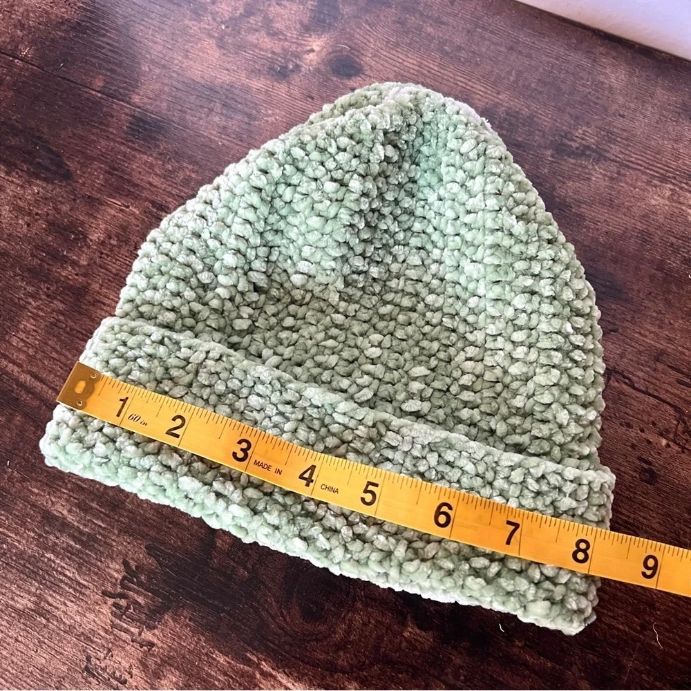 Crochet PRE-OWNED Green & White Handmade Baby Beanie Size 6-12 Months
